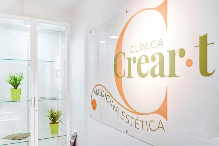 Recepción de Crear·t con el logotipo en la pared